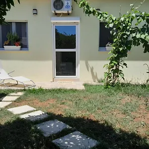 Maja Garden Apartment